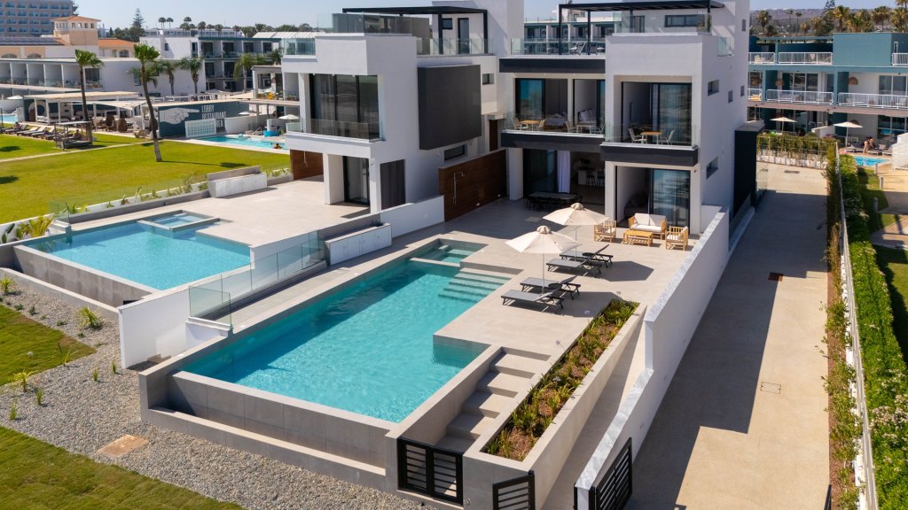 Aqua Breeze Beachfront Villas