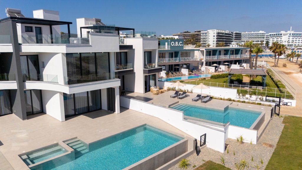 Aqua Breeze Beachfront Villas