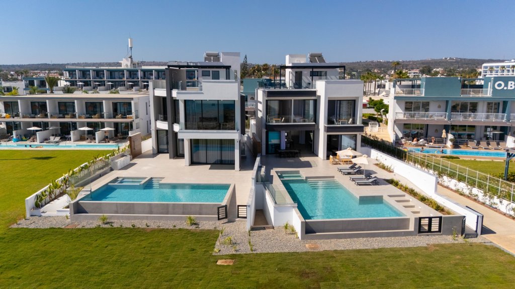 Aqua Breeze Beachfront Villas