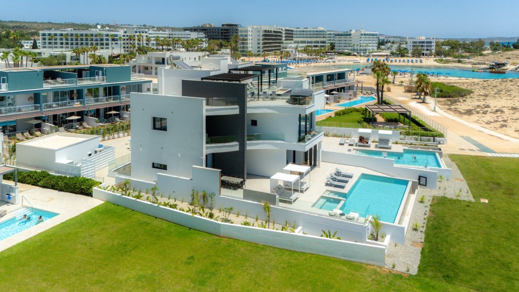Aqua Breeze Beachfront Villas